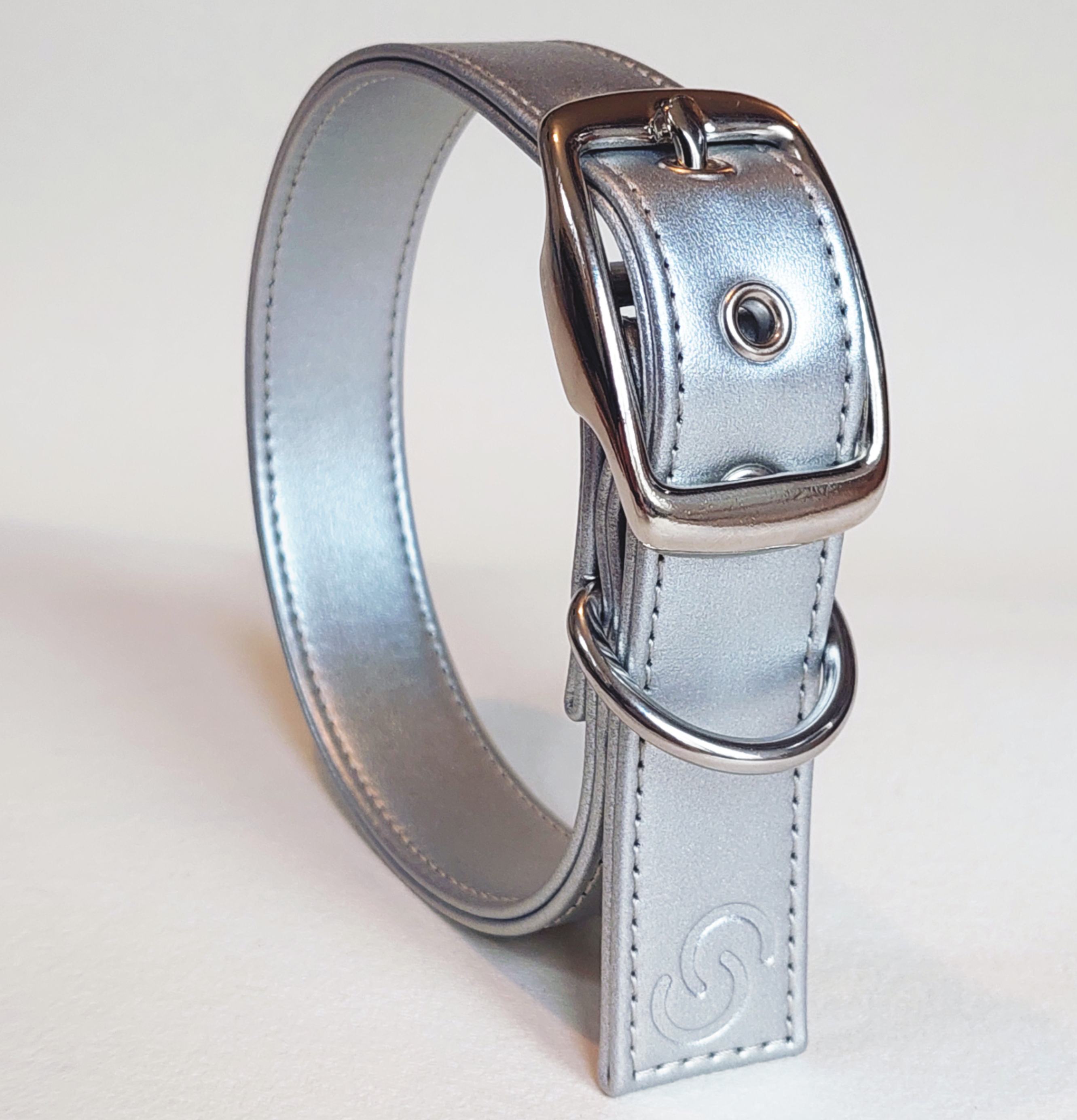 Hundhalsband i äppelläder – silver